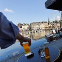 stockphoto, stockfoto, terras in honfleur, ober met biertje, terrace with waiter and a beer, harbour, haven, blauwe hemel, blue skies