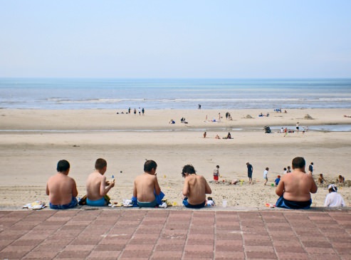 stockphoto, stockfoto strand, blauwe lucht, jongetjes op het strand, dik jongetje,