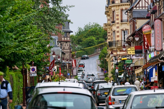 stockphoto, stockfoto, lange winkelstraat met autoos, shopping street with cars in Houlgate, Normandi