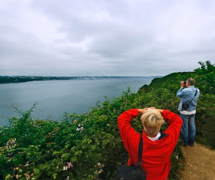 stockphoto, stockfoto, Toeristen kijkend door verrekijker, tourists watching through binoculours, view on Brest, baai, bay, grijze wolkenlucht, cloudy skies