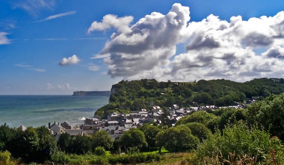 stockphoto, stockfoto, Yport met zonnige wolkenlucht, dorpje aan rotskust, dorpje aan rotsachtige kust, blauwe wolkenlucht