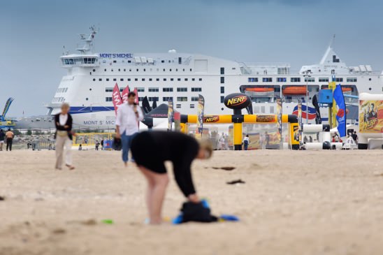 stockphoto, stockfoto, strand met mensen, beach with people, big passengers boat, grote passagiersboot, strandhuisjes, beach houses