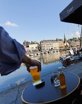 stockphoto, stockfoto, terras in honfleur, ober met biertje, terrace with waiter and a beer, harbour, haven, blauwe hemel, blue skies