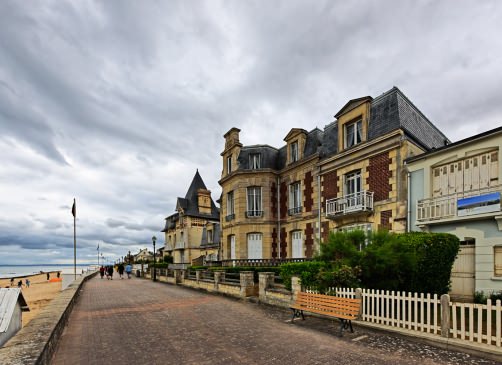 stockphoto, stockfoto, houses with grey cloudy skies, huizen met grijze wolkenlucht, surrealistische huizen met wolkenlucht langs boulevard, surrealistic setting with houses with grey cloudy skies and a boulevard
