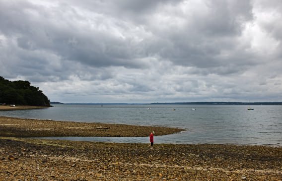 stockphoto, stockfoto, kust, baai, coast, bay, empty sea landscape with one person, zeelandschap met n persoon, rotsen, cliff, grijze wolkenhemel, grey clouds